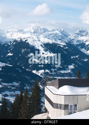 Une longue vue sur la station de ski de Schruns Tschagguns, dans le Vorarlberg Autriche prises de Hochjoch ski area Montafon Banque D'Images
