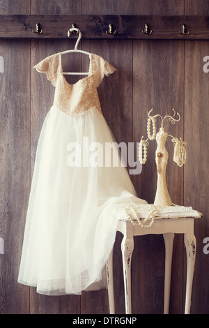 Jolie robe et table avec des bijoux de perle - effet vintage Banque D'Images