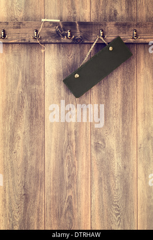 Ardoise propre sign with chalk hanging on wall - vintage tone effet appliqué au bois Banque D'Images