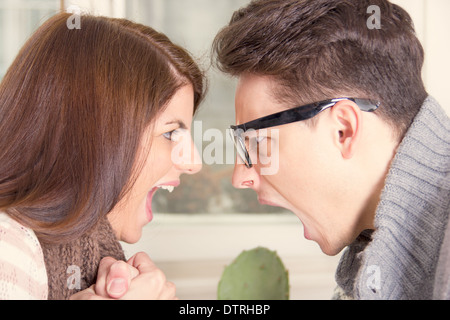 Deux des gens crier et crier par d'autres Banque D'Images