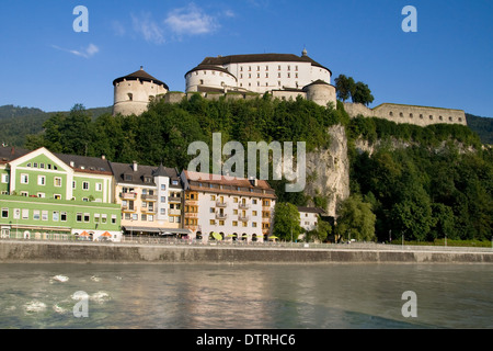 La forteresse de Kufstein, vu depuis le pont sur la rivière Inn, Autriche. Banque D'Images