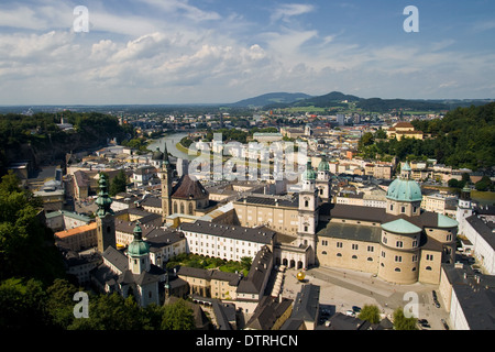 La vieille ville de Salzbourg vue depuis le château de Hohensalzburg, Autriche. Banque D'Images