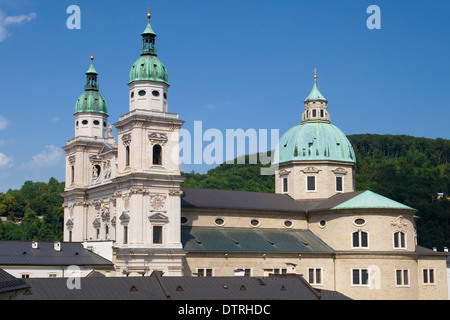 Les deux tours et le dôme de la cathédrale Saint Rupert de Salzbourg, en Autriche. Banque D'Images