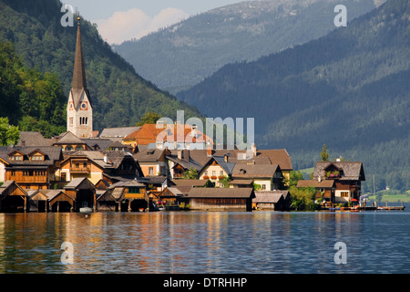 Maisons au bord du lac de la belle ville de Hallstatt, Autriche. Banque D'Images