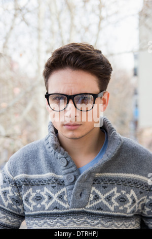 Beau jeune homme modèle de l'Homme à lunettes en plein air ouverte sur l'article Banque D'Images