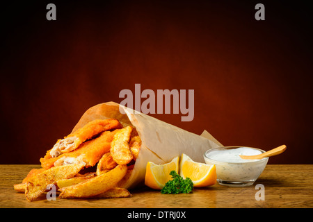 Still Life with fish and chips traditionnel menu, citrons et sauce dip Banque D'Images