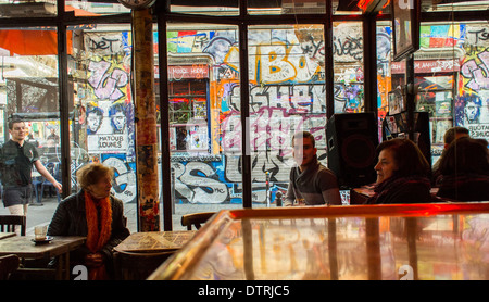 Paris, France., personnes à l'intérieur Vintage French café/Bar 'au Folies Bar' dans la région de Belleville, quartiers locaux, bar intérieur france fenêtre, café intérieur Paris, quartier local bar intérieur Banque D'Images