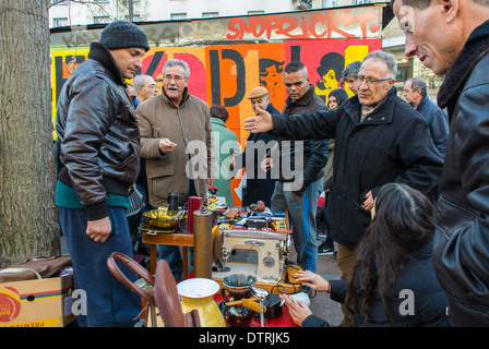 Paris, France., Groupe d'hommes français Shopping Marché aux puces, Brocante, dans la rue Belleville, parlant, le choix de l'acheteur des marchandises Banque D'Images