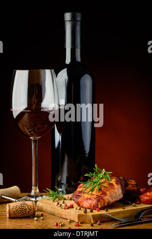 Nature morte avec de la viande grillée, le romarin et le vin rouge Banque D'Images