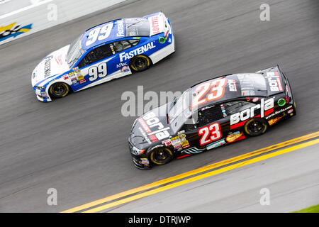 Daytona Beach, Floride, USA . Feb 23, 2014. Daytona Beach, NC - 23 févr. 2014 : Carl Edwards (99) et Alex Bowman (23) Bataille pour la position pendant la course à la Daytona 500 Daytona International Speedway de Daytona Beach, NC. Credit : csm/Alamy Live News Banque D'Images
