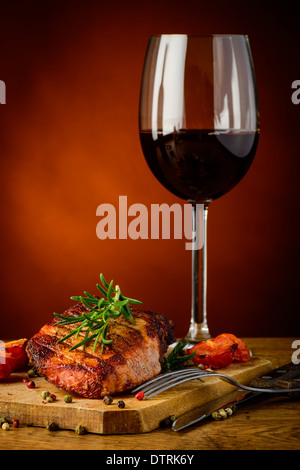 La vie toujours avec le steak grillé, le romarin et le verre de vin rouge Banque D'Images