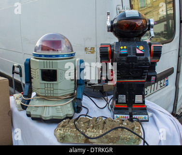 Paris, France., robots jouets exposés sur la rue, marché aux puces français dans le quartier de Belleville, jouets anciens pour enfants, marché 1980s, Collection Banque D'Images