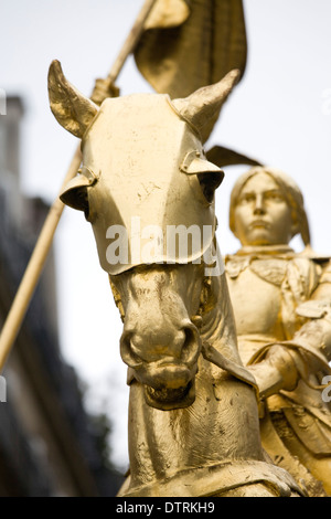 Statue de Jeanne d'Arc, place des Pyramides à Paris France Banque D'Images