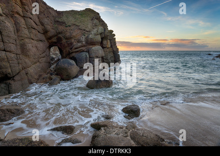 Falaises et grottes marines à Porthqwarra Cove sur la péninsule de Lands End près de Penzance Banque D'Images