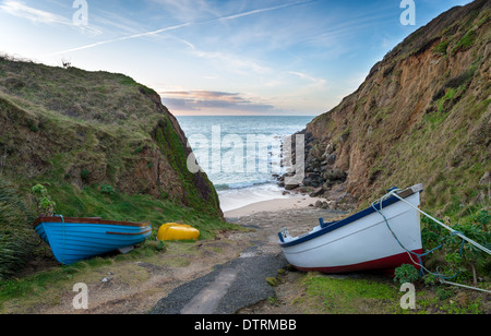 Des bateaux de pêche à l'Porthgwarra Cove à Cornwall Banque D'Images