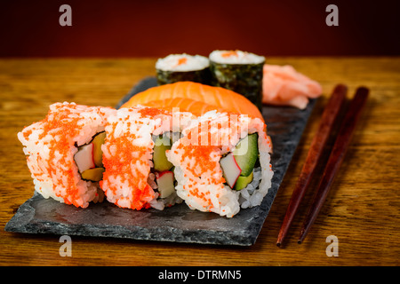 La vie toujours avec des baguettes et plaque sushi Banque D'Images