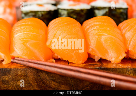 Closeup détail de nigiri sushi au saumon et baguettes Banque D'Images