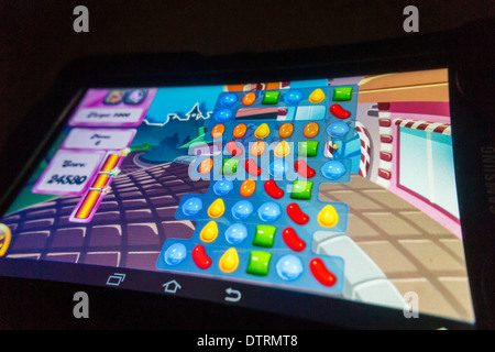 Le populaire jeu mobile Candy Crush Saga est vu à l'écran d'une tablette à New York Banque D'Images