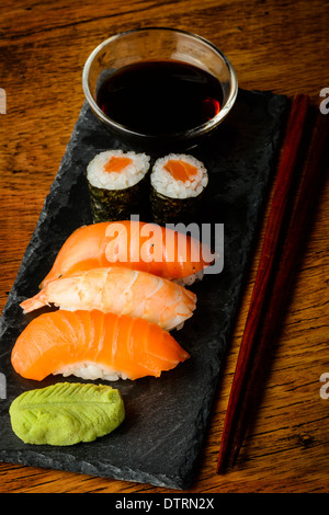 Snack-sushi, maki, nigiri avec baguettes et sauce de soja Banque D'Images