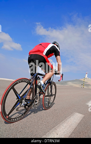 Course cycliste sur la route jusqu'au sommet du Mont Ventoux, Vaucluse, Provence-Alpes-Cote d'Azur, dans le sud de la France Banque D'Images