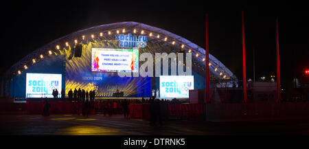 Sotchi, Krasnodar, Russie. Feb 23, 2014. Soirée de clôture moyen temps de remercier les 25 000 bénévoles qui ont travaillé les Jeux. Ici, un concert est jeté dans le parc olympique avec DJ's pour les remercier de leur service. Parc olympique de nuit, Adler/Sochi. XXII jeux olympiques d'hiver, 23 février, 2014 : Action de Crédit Plus Sport/Alamy Live News Banque D'Images