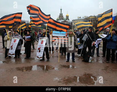 Saint-pétersbourg, Russie. Feb 23, 2014. Rallye national - mouvement de libération. 23 février 2014 à Saint-Pétersbourg, a organisé une manifestation en soutien du peuple frère de l'Ukraine et Berkut fighters. Mouvement de Libération Nationale rallye organisé à l'appui de la leader national - Le président russe Vladimir Poutine. © Andreï Pronin/ZUMAPRESS.com/Alamy Live News Banque D'Images