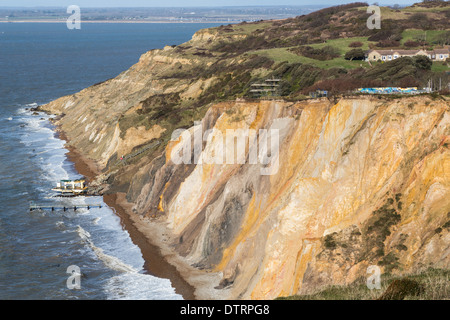 Les falaises de sable Éocène Alum Bay, île de Wight, à partir de laquelle la couche de sable souvenirs touristiques sont faits Banque D'Images
