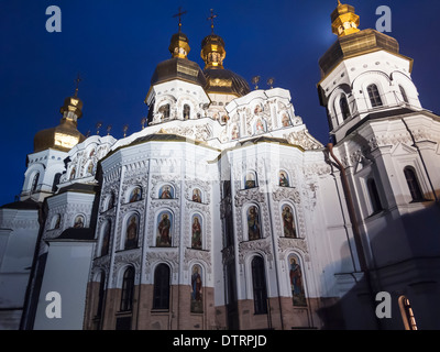 Le monastère orthodoxe de Kiev des grottes, Kiev Pechersk Lavra, avec Deep blue night sky Banque D'Images