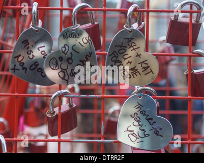 Serrures de l'amour petits coeurs avec des messages d'amour Banque D'Images