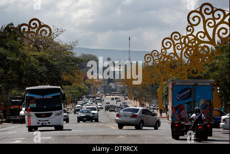 Le trafic de la rue Avenida Simon Bolivar Managua Nicaragua Banque D'Images