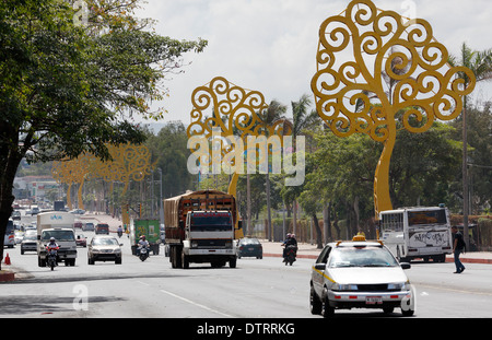 Le trafic de la rue Avenida Simon Bolivar Managua Nicaragua Banque D'Images