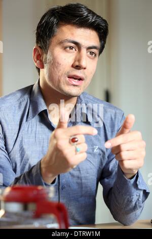 Hambourg, Allemagne. Feb 17, 2014. L'interprète parle Aliullah Nasari de l'Afghanistan au cours d'une entrevue à Hambourg, Allemagne, 17 février 2014. Le jeune homme de 26 ans a été menacé par les Taliban pour son travail dans l'armée allemande. Photo : BODO MARKS/dpa/Alamy Live News Banque D'Images