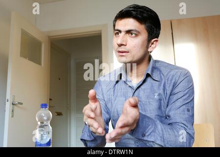 Hambourg, Allemagne. Feb 17, 2014. L'interprète parle Aliullah Nasari de l'Afghanistan au cours d'une entrevue à Hambourg, Allemagne, 17 février 2014. Le jeune homme de 26 ans a été menacé par les Taliban pour son travail dans l'armée allemande. Photo : BODO MARKS/dpa/Alamy Live News Banque D'Images