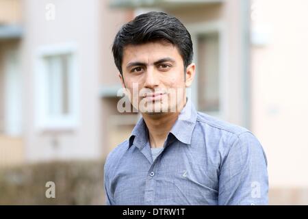 Hambourg, Allemagne. Feb 17, 2014. L'interprète de Aliullah Nasari Afghanistan représente au cours d'une entrevue à Hambourg, Allemagne, 17 février 2014. Le jeune homme de 26 ans a été menacé par les Taliban pour son travail d'interprète dans l'armée allemande. Photo : BODO MARKS/dpa/Alamy Live News Banque D'Images