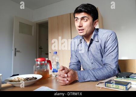 Hambourg, Allemagne. Feb 17, 2014. L'interprète parle Aliullah Nasari de l'Afghanistan au cours d'une entrevue à Hambourg, Allemagne, 17 février 2014. Le jeune homme de 26 ans a été menacé par les Taliban pour son travail d'interprète dans l'armée allemande. Photo : BODO MARKS/dpa/Alamy Live News Banque D'Images