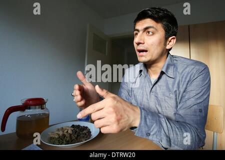 Hambourg, Allemagne. Feb 17, 2014. L'interprète parle Aliullah Nasari de l'Afghanistan au cours d'une entrevue à Hambourg, Allemagne, 17 février 2014. Le jeune homme de 26 ans a été menacé par les Taliban pour son travail dans l'armée allemande. Photo : BODO MARKS/dpa/Alamy Live News Banque D'Images