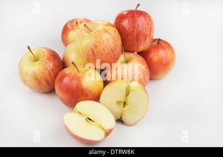 Pommes sur fond blanc avec une coupe Banque D'Images