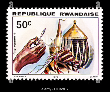 Timbre-poste du Rwanda illustrant la vannerie. Banque D'Images