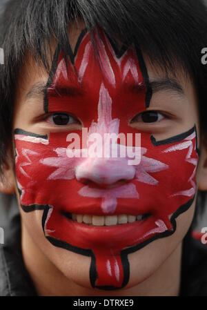 Vancouver, Canada. Feb 23, 2014. Un homme montre sa fierté lors de la célébration de la réussite du Canada au Jeux olympiques de Sotchi, le 23 février 2014 à Vancouver, Canada. La Vasque olympique de Vancouver a été rallumée, le 23 février 2014, pour célébrer les réussites du Canada lors des Jeux Olympiques de Sotchi 2014. Crédit : Sergei Bachlakov/Xinhua/Alamy Live News Banque D'Images