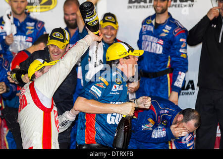 Daytona Beach, Floride, USA. Feb 23, 2014. Daytona Beach, FL - Dec 23, 2014 : Dale Earnhardt Jr. (88) remporte le Daytona 500 à Daytona International Speedway de Daytona Beach, FL. Credit : csm/Alamy Live News Banque D'Images