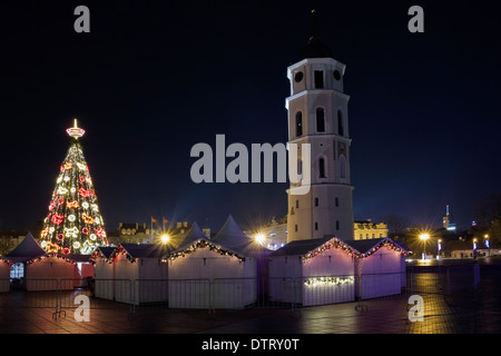 Nuit de Noël sur la place centrale de la vieille ville européenne à Vilnius le 24 décembre 2013 Banque D'Images