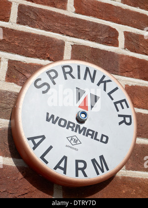 Gros plan de l'alarme sprinkleur sur le mur extérieur, Royaume-Uni Banque D'Images