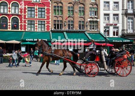 La calèche transportant les touristes à travers le Markt, à Bruges Banque D'Images