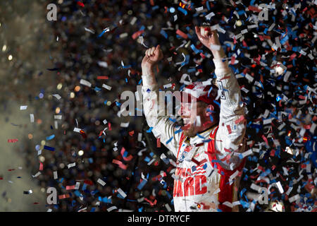 Daytona Beach, FL, USA. Feb 23, 2014. 23 février 2014 - Daytona Beach, FL, États-Unis - Daytona Beach, FL - Dec 23, 2014 : Dale Earnhardt Jr. (88) remporte le Daytona 500 à Daytona International Speedway de Daytona Beach, FL © csm/Alamy Live News Banque D'Images