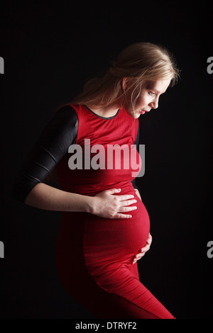 Jolie femme au dernier mois de la grossesse Banque D'Images