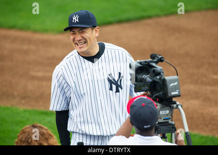 Tampa, Floride, USA. Feb 22, 2014. Masahiro Tanaka (Yankees) MLB : Masahiro Tanaka de la Nouvelle York Yankee rire pendant une session photoday avant que l'équipe de formation du printemps camp de baseball au George M. Steinbrenner Field à Tampa, Florida, United States . © Thomas Anderson/AFLO/Alamy Live News Banque D'Images