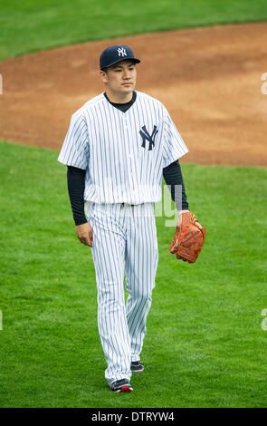 Tampa, Floride, USA. Feb 22, 2014. Masahiro Tanaka (Yankees) MLB : Masahiro Tanaka des Yankees de New York au cours d'une session photoday avant que l'équipe de formation du printemps camp de baseball au George M. Steinbrenner Field à Tampa, Florida, United States . © Thomas Anderson/AFLO/Alamy Live News Banque D'Images