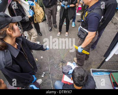 Bangkok, Thaïlande. Feb 24, 2014. Thai la police enquête sur la scène d'une attaque à la grenade qui ont eu lieu dimanche soir dans le quartier de Ratchaprasong à Bangkok. Au moins quatre personnes, dont trois enfants, ont été tués dans la violence politique au cours du week-end en Thaïlande. L'une dans la province de Trat, près de la frontière cambodgienne, et trois à Bangkok, à la protestation de Ratchaprasong. site blast, est mort pendant la nuit dans un hôpital de Bangkok. Credit : ZUMA Press, Inc./Alamy Live News Banque D'Images