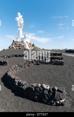 Espagne, Canaries, Lanzarote : Monumento a la Fecundidad (Monument de la fertilité) et de murs en pierre utilisés pour la culture de la vigne Banque D'Images