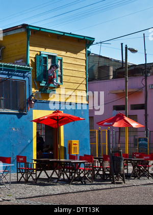 Du Prince à fenêtre au-dessus de restaurant à La Boca le quartier de Buenos Aires, Argentine Banque D'Images